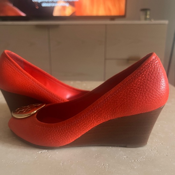 Open toed orange Tory Burch wedges - Picture 2 of 4